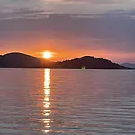 بيت للعطل House Danica - & Tavern Bain, Free Transport, Pool, Island Of Zut - Kornati Pristanisce