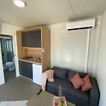 بيت للعطل House Danica - & Tavern Bain, Free Transport, Pool, Island Of Zut - Kornati *