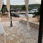 بيت للعطل House Danica - & Tavern Bain, Free Transport, Pool, Island Of Zut - Kornati *
