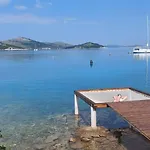 بيت للعطل House Danica - & Tavern Bain, Free Transport, Pool, Island Of Zut - Kornati Pristanisce