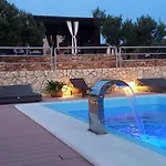House Danica - & Tavern Bain, Free Transport, Pool, Island Of Zut - Kornati بيت للعطل
