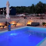 بيت للعطل House Danica - & Tavern Bain, Free Transport, Pool, Island Of Zut - Kornati Pristanisce