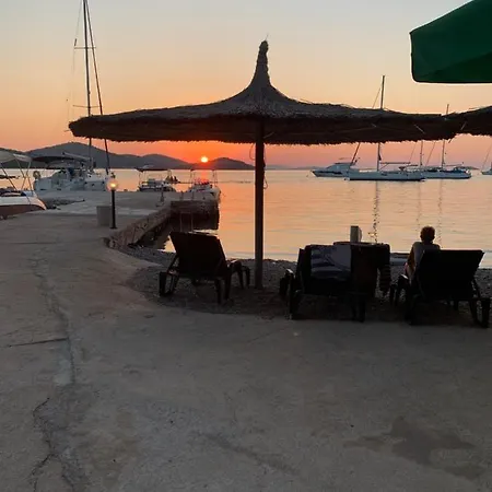 Nyaraló House Danica - & Tavern Bain, Free Transport, Pool, Island Of Zut - Kornati