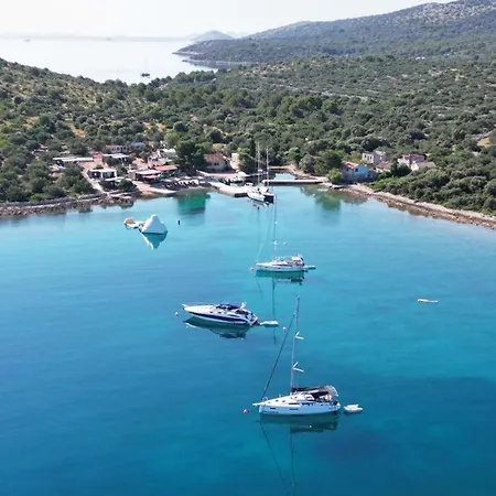 بيت للعطل House Danica - & Tavern Bain, Free Transport, Pool, Island Of Zut - Kornati