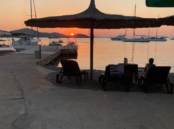 בית נופש House Danica - & Tavern Bain, Free Transport, Pool, Island Of Zut - Kornati