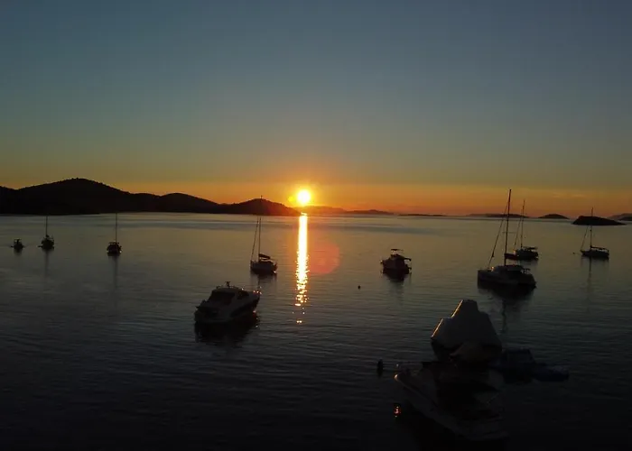 House Danica - & Tavern Bain, Free Transport, Pool, Island Of Zut - Kornati Pristanisce