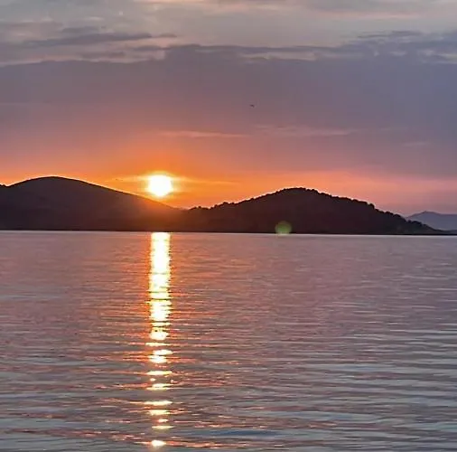 בית נופש House Danica - & Tavern Bain, Free Transport, Pool, Island Of Zut - Kornati Pristanisce