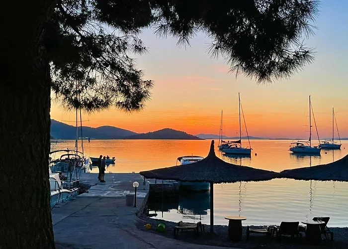 House Danica - & Tavern Bain, Free Transport, Pool, Island Of Zut - Kornati בית נופש Pristanisce