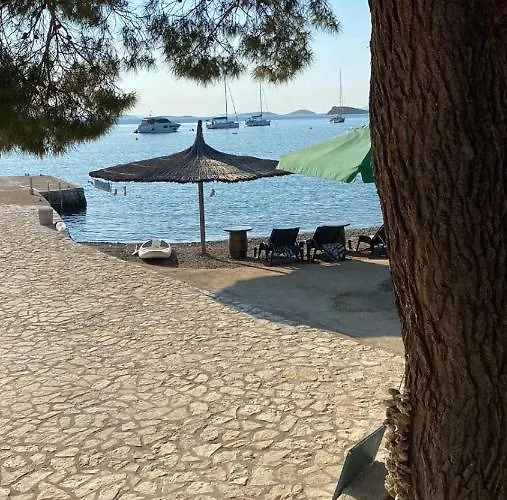 House Danica - & Tavern Bain, Free Transport, Pool, Island Of Zut - Kornati בית נופש