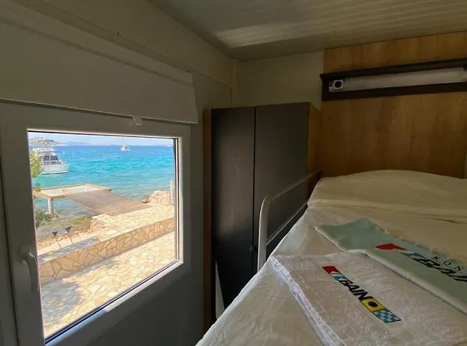 House Danica - & Tavern Bain, Free Transport, Pool, Island Of Zut - Kornati Hébergement de vacances *