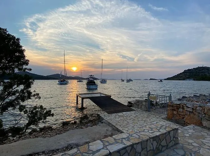 בית נופש House Danica - & Tavern Bain, Free Transport, Pool, Island Of Zut - Kornati Pristanisce