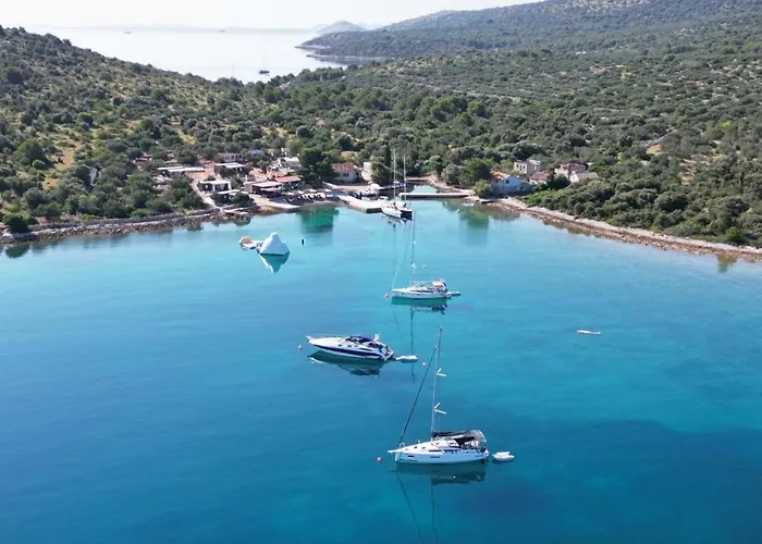 בית נופש House Danica - & Tavern Bain, Free Transport, Pool, Island Of Zut - Kornati