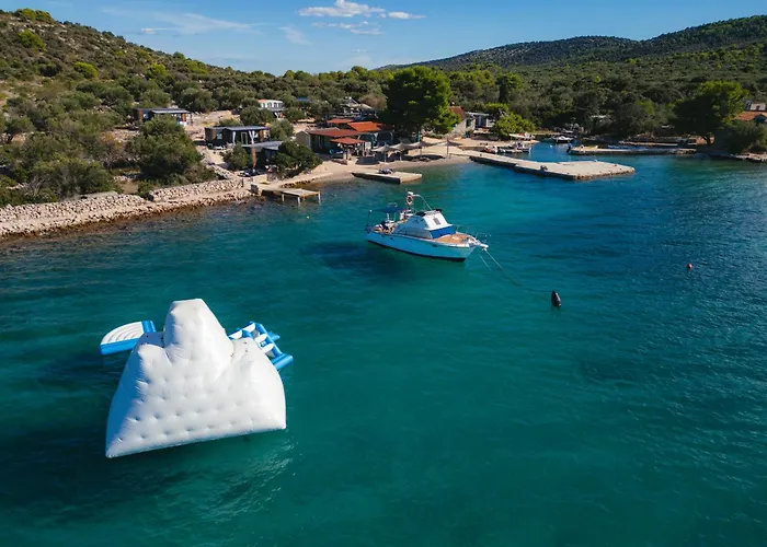 בית נופש House Danica - & Tavern Bain, Free Transport, Pool, Island Of Zut - Kornati *